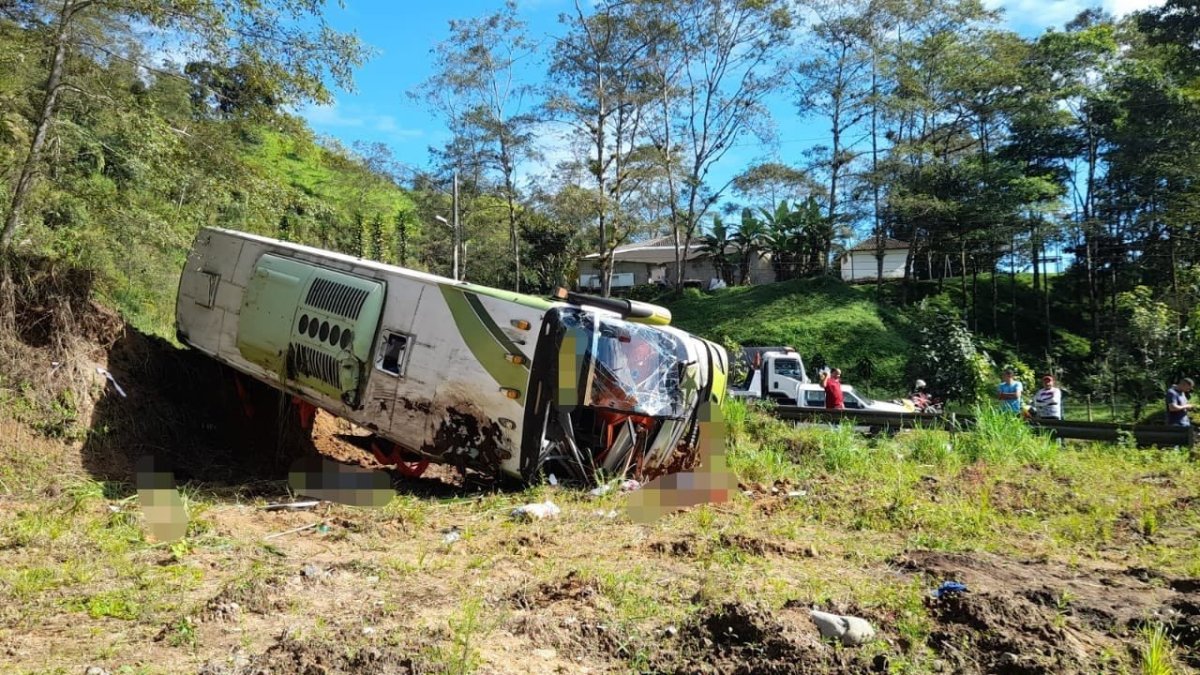 El siniestro se registró esta mañana y varios heridos fueron trasladados en helicóptero a casas de salud.