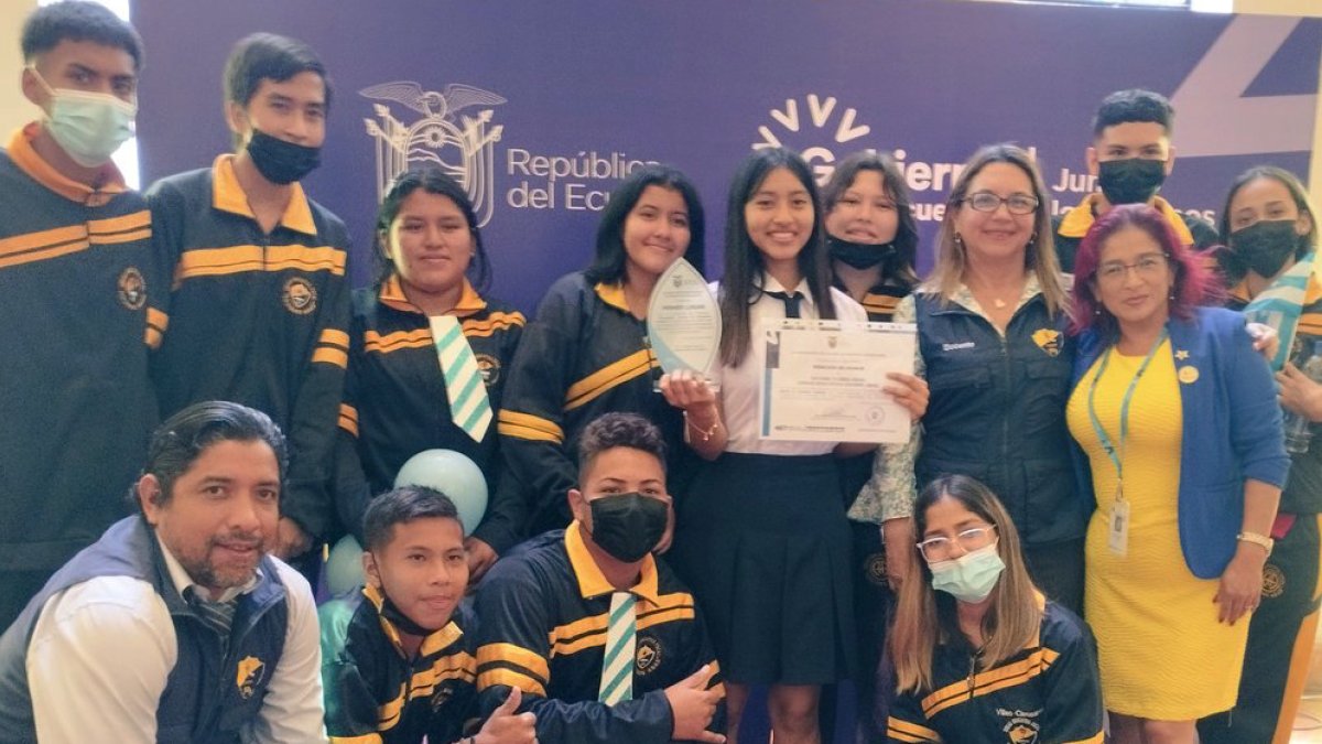 Dayana Flores junto a sus compañeros y maestros.