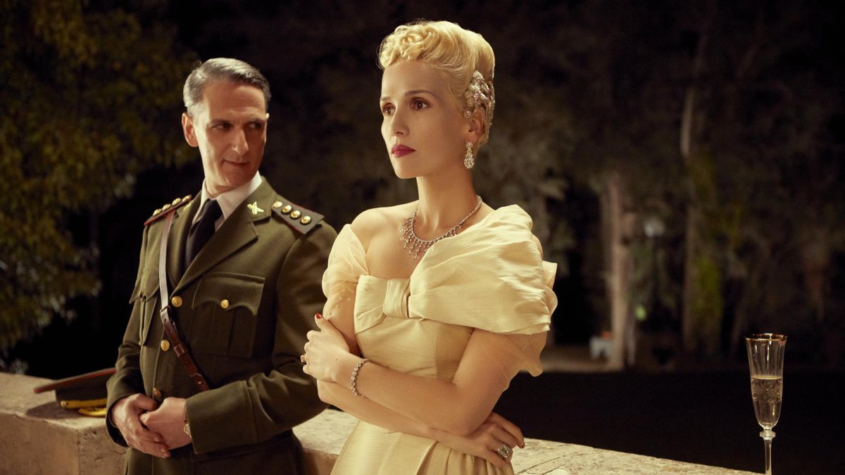 Natalia Oreiro, como Eva Perón, y Ernesto Alterio, como el teniente coronel Carlos Eugenio de Moori Koenig, durante una escena de la telenovela 'Santa Evita', que cuenta la vida de Eva Perón basada en la novela homónima de ficción histórica del escritor argentino Tomás Eloy Martínez.