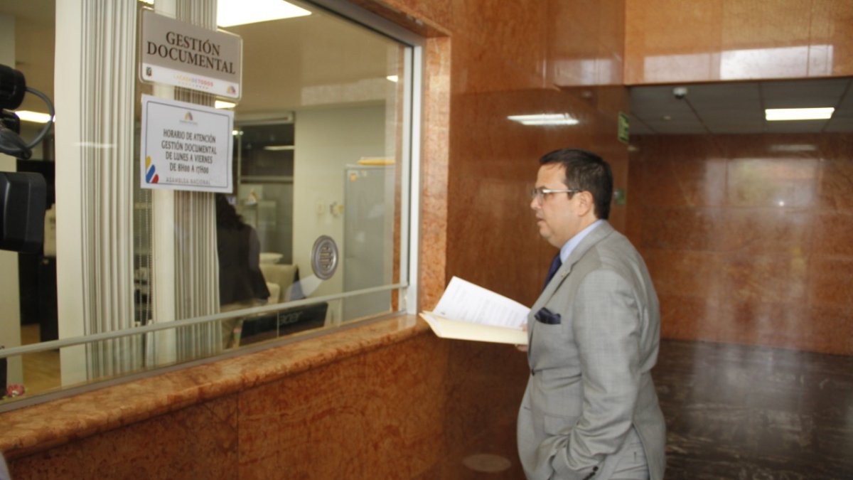 El ministro Vera acudió a la Asamblea para ingresar su oficio de respuesta a la Comisión de Fiscalización.