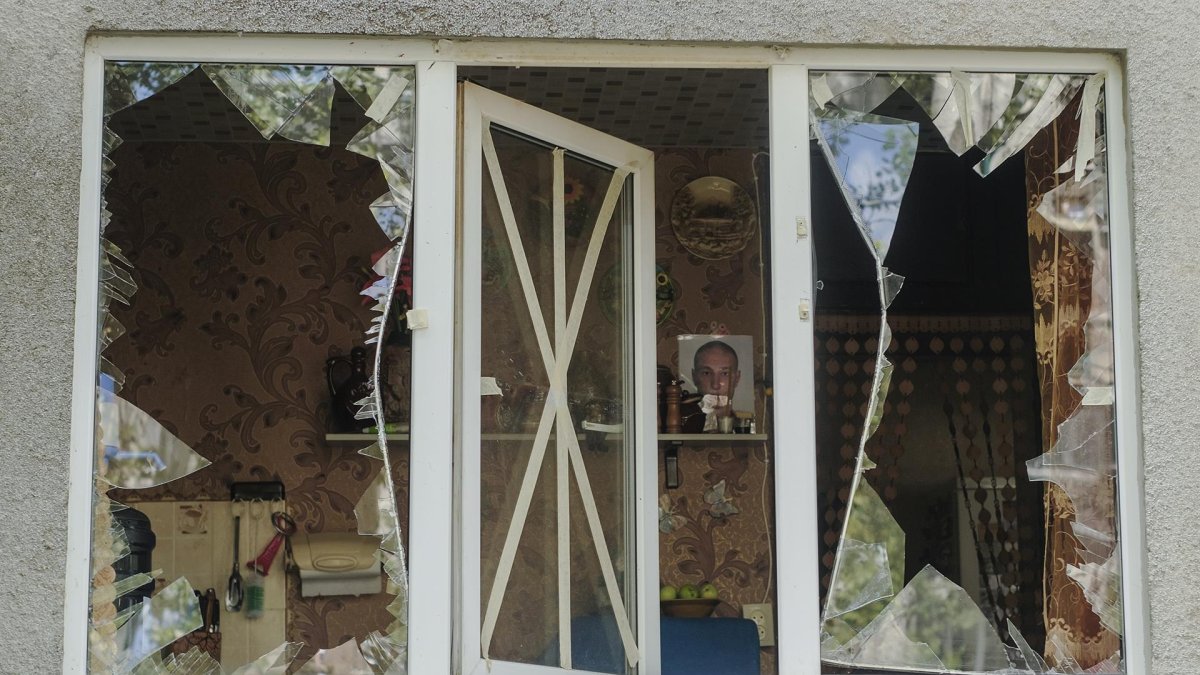 Vista de una vivienda dañada tras los bombardeos registrados en una zona residencial en Kramatorsk, región de Donetsk, Ucrania, el 19 de julio de 2022.