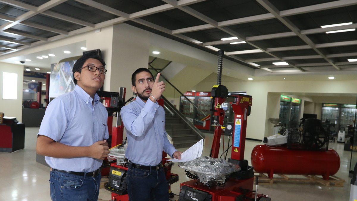 José Borbor, estudiante del Colegio Alemán Humboldt, recibe capacitación en la empresa importadora Conauto, donde realiza la mitad de su formación técnica.