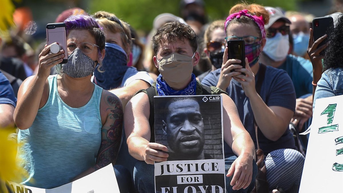 Personas se manifiestan en la calles de Saint Paul, Minesota (EE.UU.)