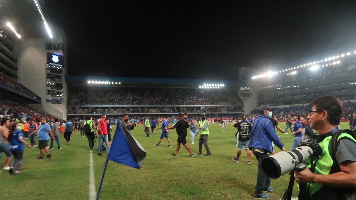 Hinchas invaden la cancha, en el Estadio Capwell, Guayaquil.