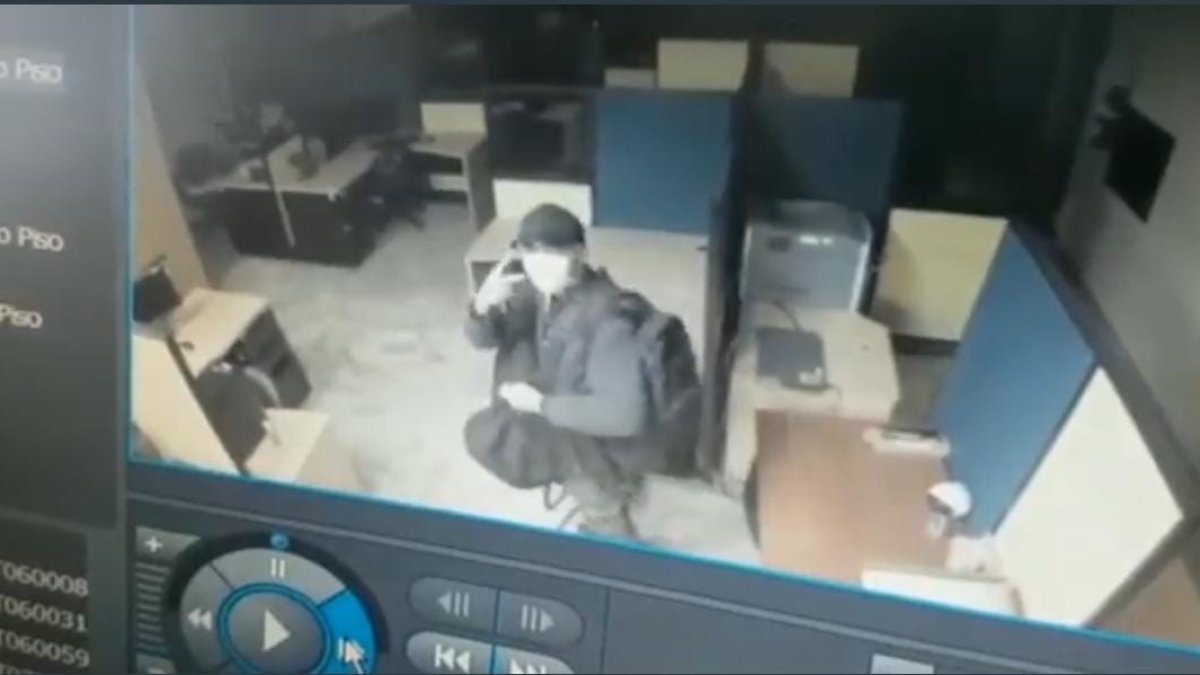 Captura. El sujeto se retira del lugar con los equipos, pero antes se despide de la cámara de seguridad que está en el lugar.