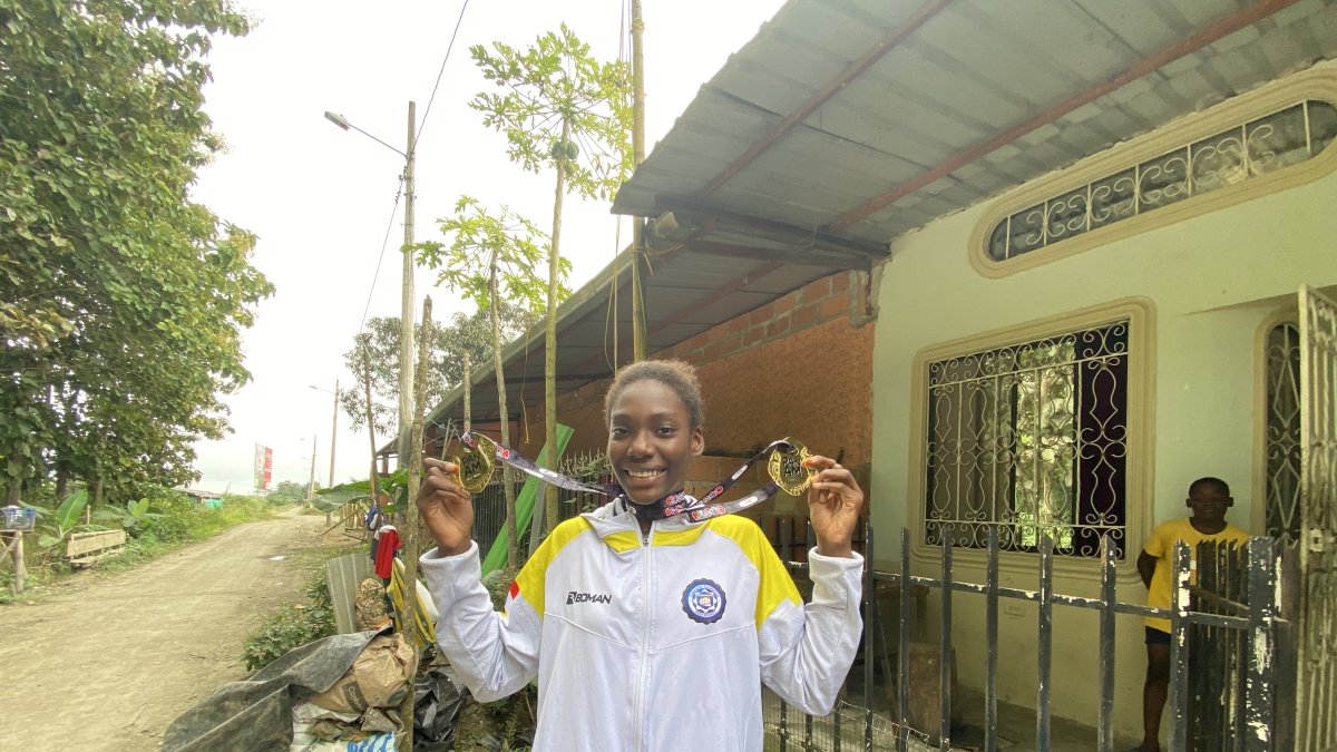 Maité Caicedo, en su casa de la ciudadela José Dáger de La Troncal, junto a sus dos medallas de oro panamericanas.