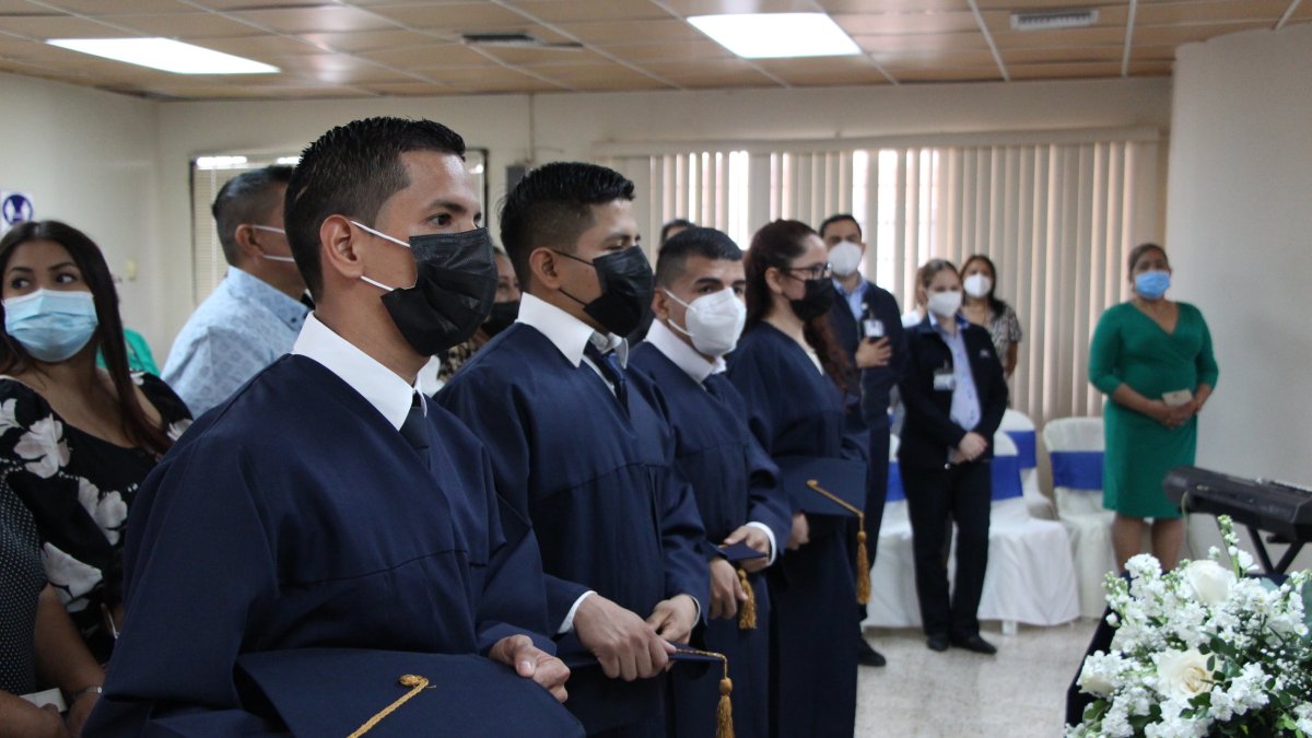 Los directivos del centro estuvieron en la ceremonia de graduación y culminación del programa