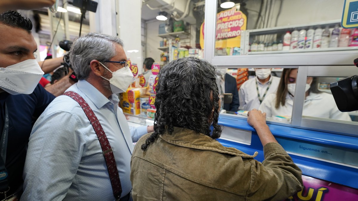 El ministro de Salud, José Ruales, durante la demostración del plan de externalización de farmacia el pasado 15 de julio.