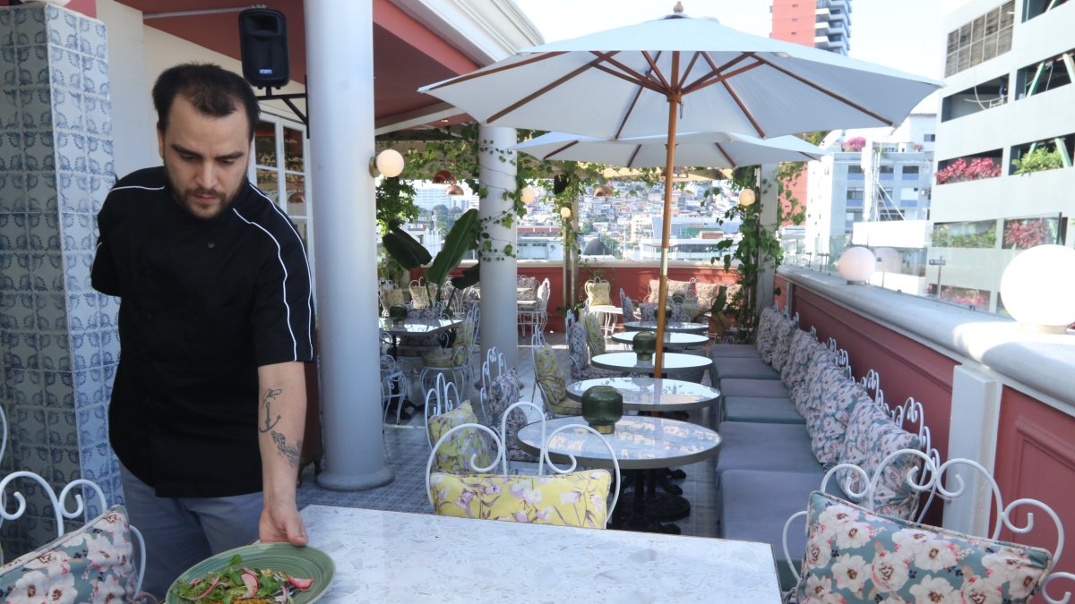 Juliana se encuentra en la calle Panamá.