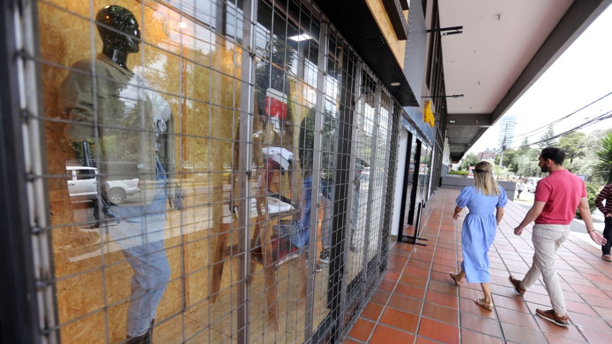 1. Refuerzo. En la avenida Amazonas y calle Juan Pablo Sáenz, el propietario del local afectado por tres visitas de delincuentes invirtió 1.500 dólares para colocar rejas en todo el local.