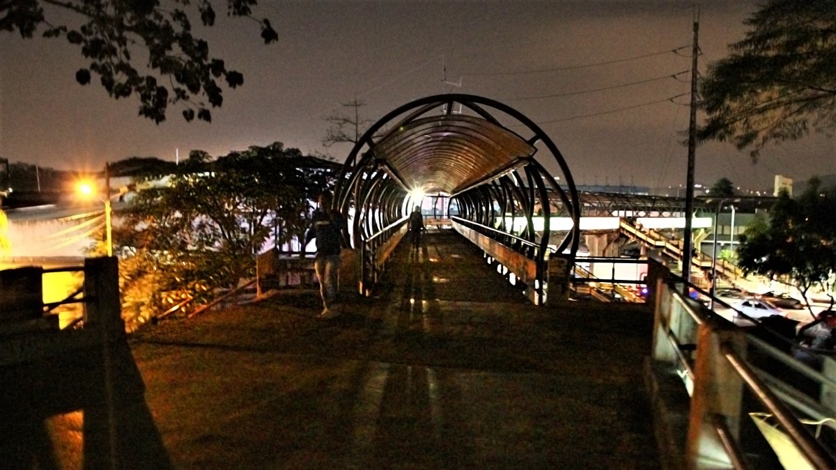 En los pasillos. Los peatones caminan con miedo a lo largo de los extensos pasos peatonales que se observan apagados hace varios años. Algunas zonas se encuentran vandalizadas.
