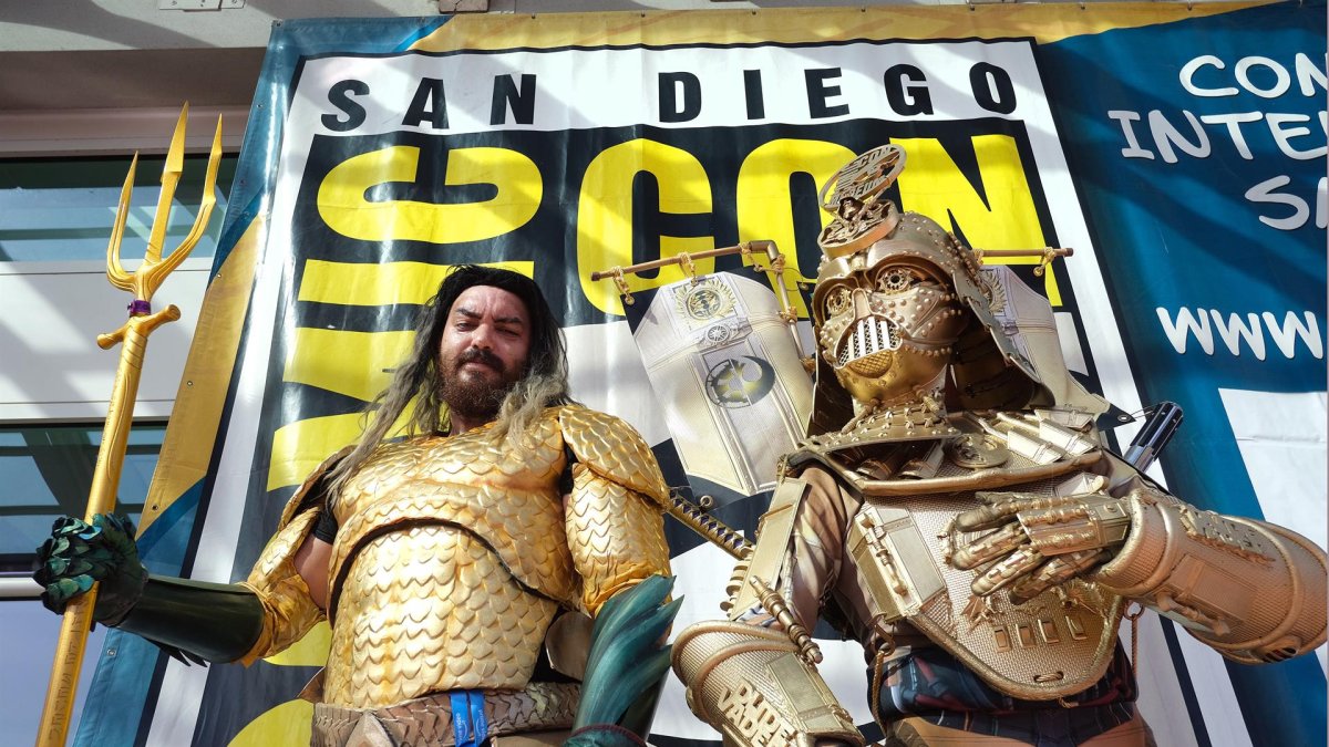 Chris Canole (R), y Kyron Art, posan para fotografías durante la inauguración de Comic Con 2022, en San Diego, California, EE.UU., el 21 de julio de 2022.