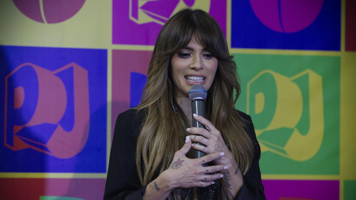 Kani García posa hoy durante la alfombra roja de los Premios Juventud 2022, en el Coliseo José Miguel Agrelot en San Juan (Puerto Rico).