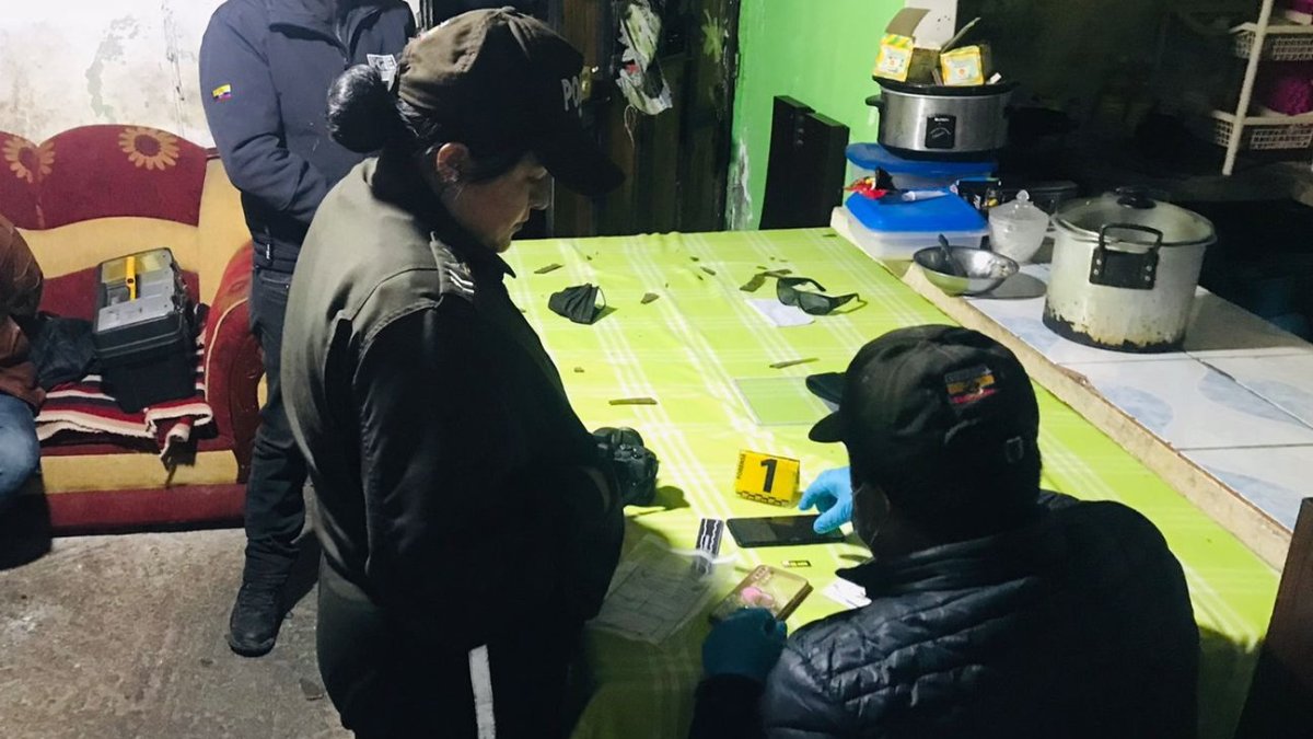 Según la información policial, los integrantes de una estructura delincuencial estarían realizando acciones ilegales para ofertar y exigir cargos públicos en diferentes instituciones del Estado.