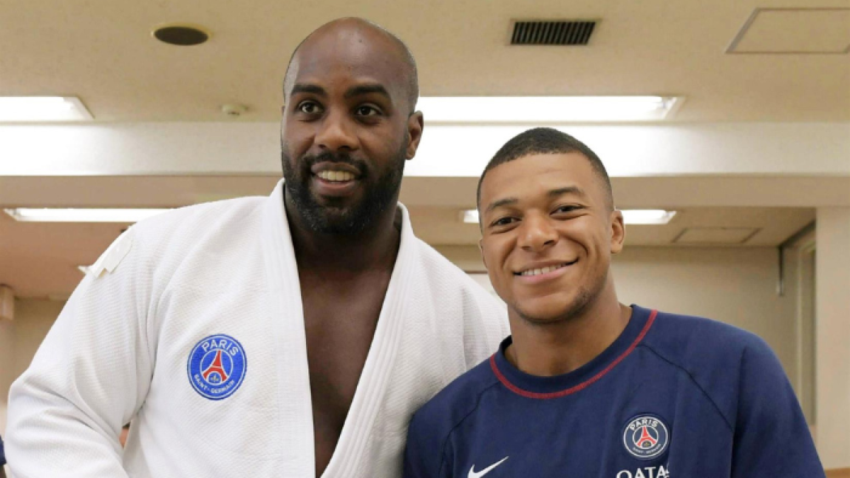 El futbolista Kylian Mbappe (PSG) (i) y Teddy Riner, doble campeón olímpico individual, oro por equipos y diez veces campeón mundial, en el instituto Kodokan, en Tokio