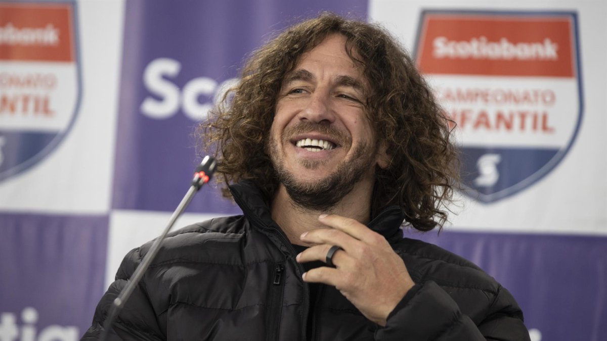El exjugador de fútbol español Carles Puyol participa en una rueda de prensa, hoy, en el estadio Arturo Rojas Nogales de la ciudad de Santiago (Chile).
