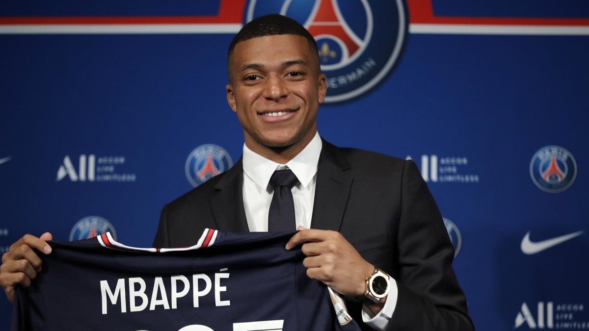 Kylian Mbappe, en una foto de archivo de su renovación con el París Saint Germain.