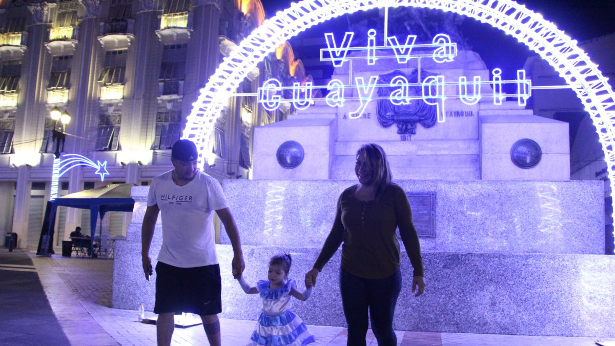 Los urbanistas aconsejan que la iluminación que tiene Guayaquil por las fiestas prevalezca todo el año para que las zonas tengan vida.