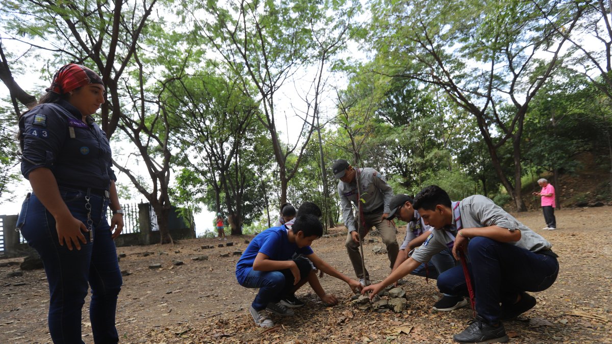 Ya sea solos, con familiares o en grupos, diferentes personas visitan esta área natural del bosque. Allí realizan actividades recreativas y se desconectan por unas horas de la ciudad.