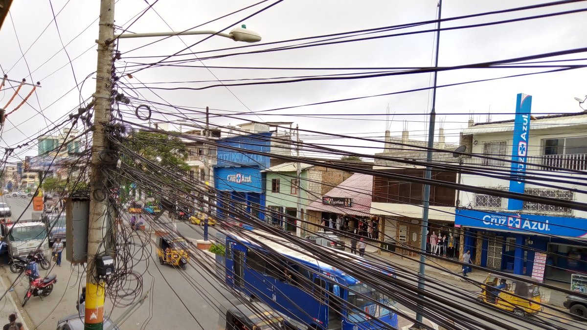 Hecho. Una maraña de cables causa molestias en la avenida 15 de Agosto.