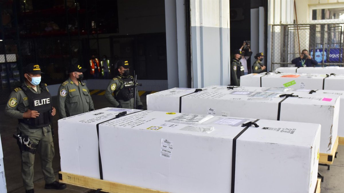 Fotografía de las cajas que contienen los cuerpos de los migrantes hondureños fallecidos dentro de un contenedor en Estados Unidos, hoy, en el Aeropuerto Internacional Ramón Villeda Morales, en San Pedro Sula (Honduras).