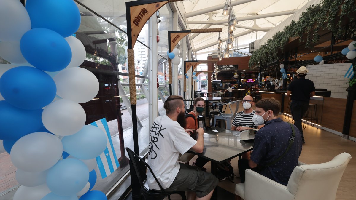 Mercado del Río. Por la fiesta de fundación de Guayaquil ofrece gastronomía, música en vivo y descuentos para quienes vistan de blanco y celeste.