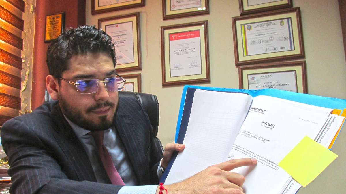 Raúl González, el nuevo superintendente de Bancos, muestra un documento con que el que asegura desvirtúa acusación de inhabilitación por contrato con el Estado.