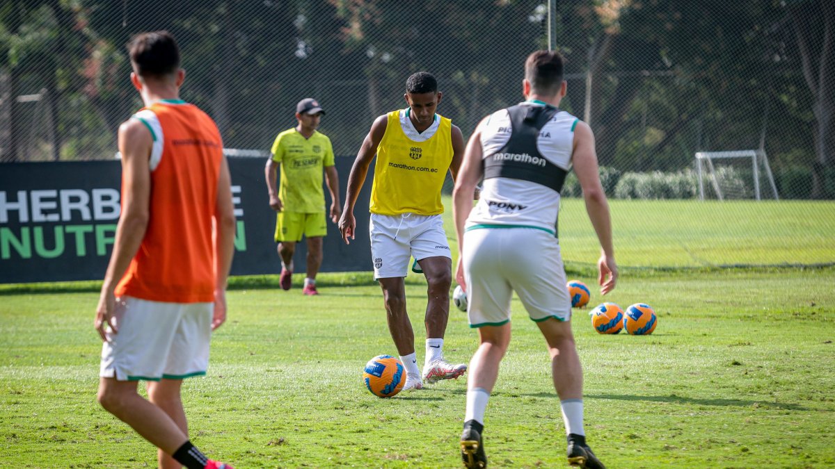 Fidel Martínez, delantero de Barcelona, será titular ante Súper 9.