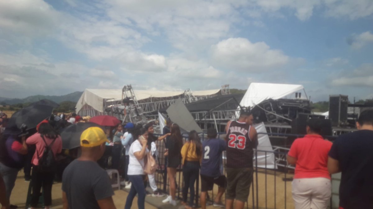 Los asistentes al Festival de la Música Internacional por las fiestas de Chone, en Manabí, vieron como se desplomó el escenario.