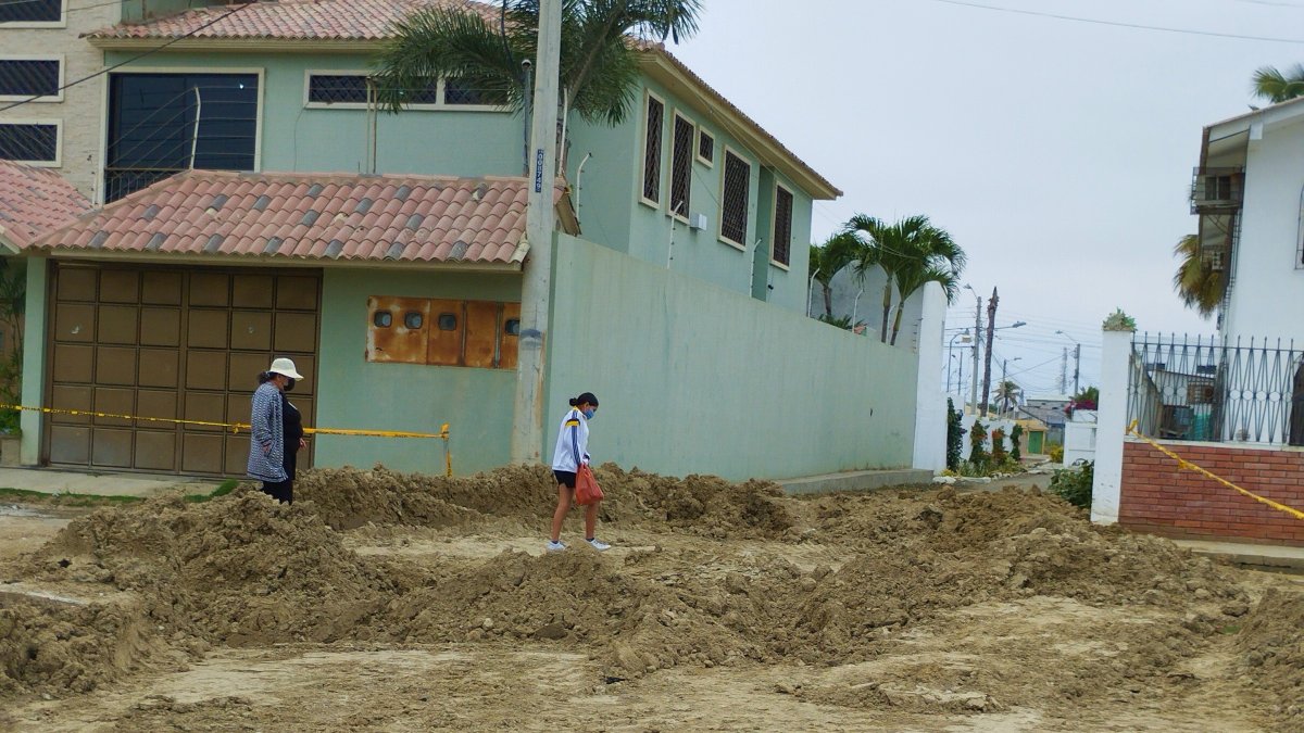Tierra. En la calle principal de Costa de Oro, hay montículos de tierra que dificultan el paso. En unos tramos, las lomas han quedado, pese a que la calle ya fue intervenida para el alcantarillado.