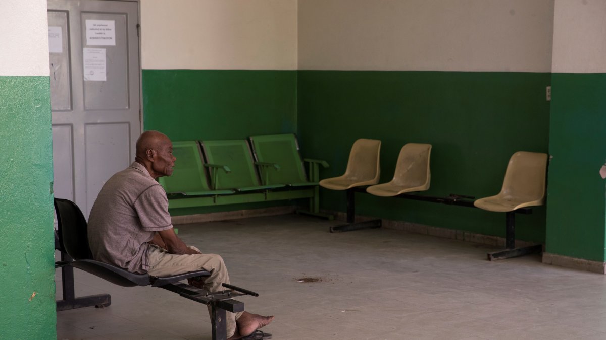 Un hombre espera en un pasillo del Hospital Universitario de La Piax, en Puerto Príncipe (Haití), en una fotografía de archivo.