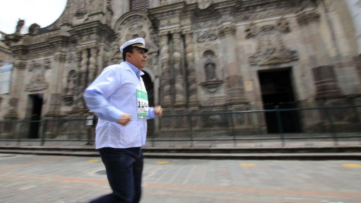 Este año se vestirá de ‘ponchero’. La carrera se realizará esta noche desde las 20:00 y existen 15.000 atletas inscritos de diferentes provincias.