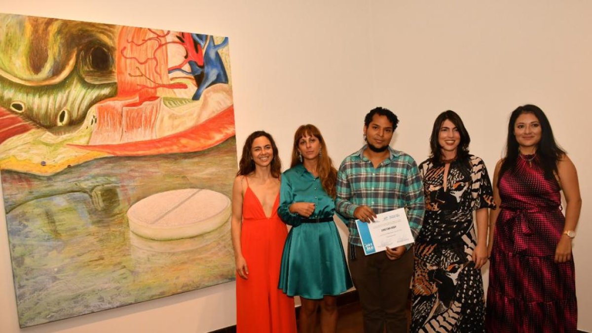 El guayaquileño Cristhian Godoy, junto a su obra de arte.