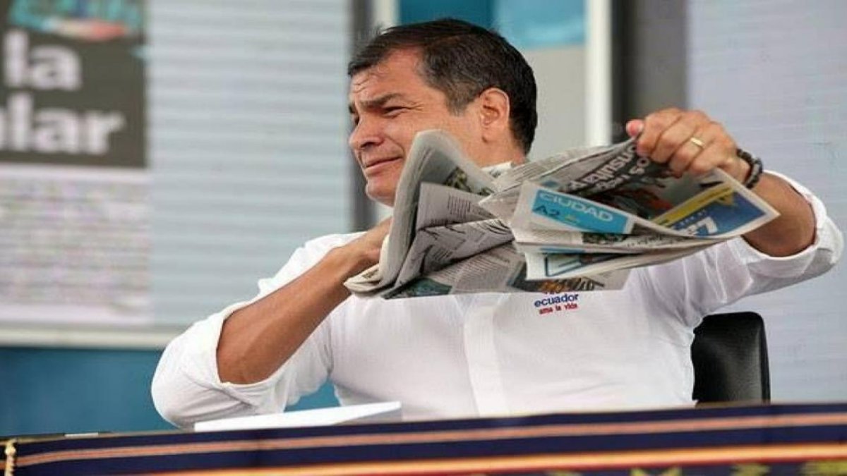 Expresidente. Rafael Correa gustaba de romper un periódico en las sabatinas porque no le gustaba un titular.