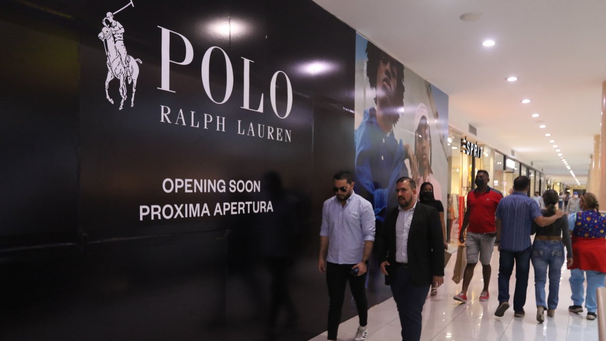Comercio. En la foto se ve a una de las marcas internacionales que  anuncia la apertura de su tienda en Guayaquil.