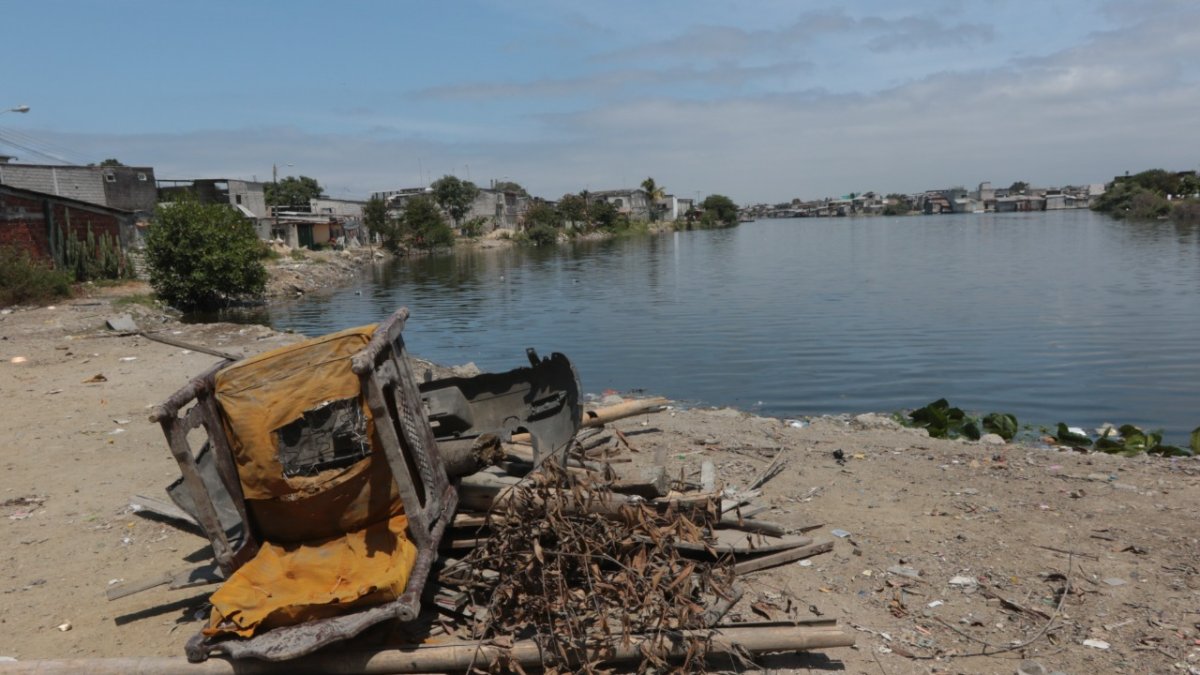Cerca de la Playita del Guasmo, este es el panorama: basura, piedras y palos junto al estero. Los urbanistas hacen énfasis en la necesidad de invertir en el entorno, a fin de que el sitio se torne amigable y haga sentir a las familias que son tomadas en cuenta. Esos sitios pueden ser hasta un imán turísticos.