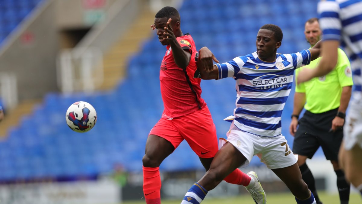 Moisés Caicedo (i), del Brighton, en una disputa con un jugador del Reading.