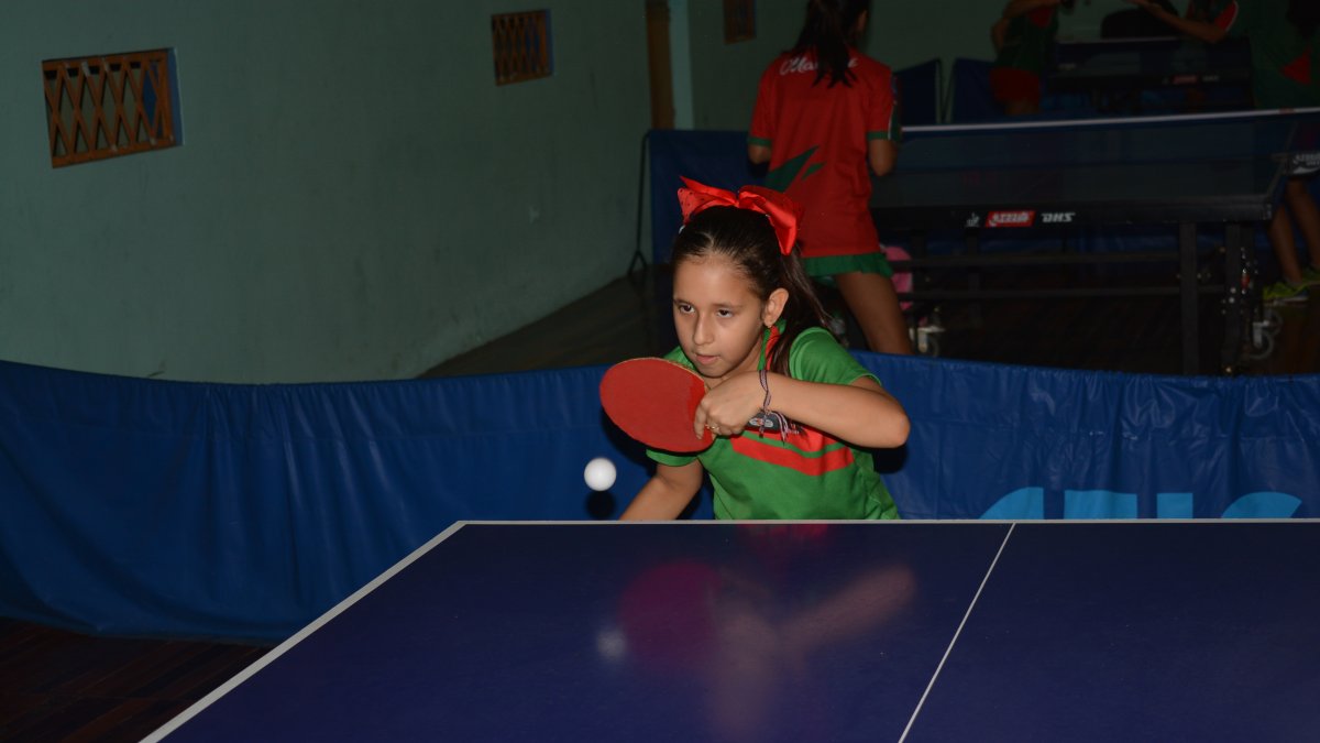 Emily Macay, microtenista manabita, cumple exigentes entrenamientos con la finalidad de alcanzar triunfos en su disciplina.