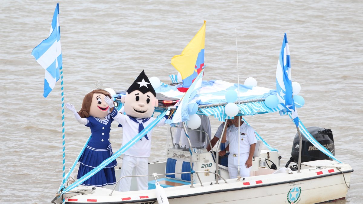 Juan y Juanita Pueblo, a bordo de una embarcación, abrieron el desfile.