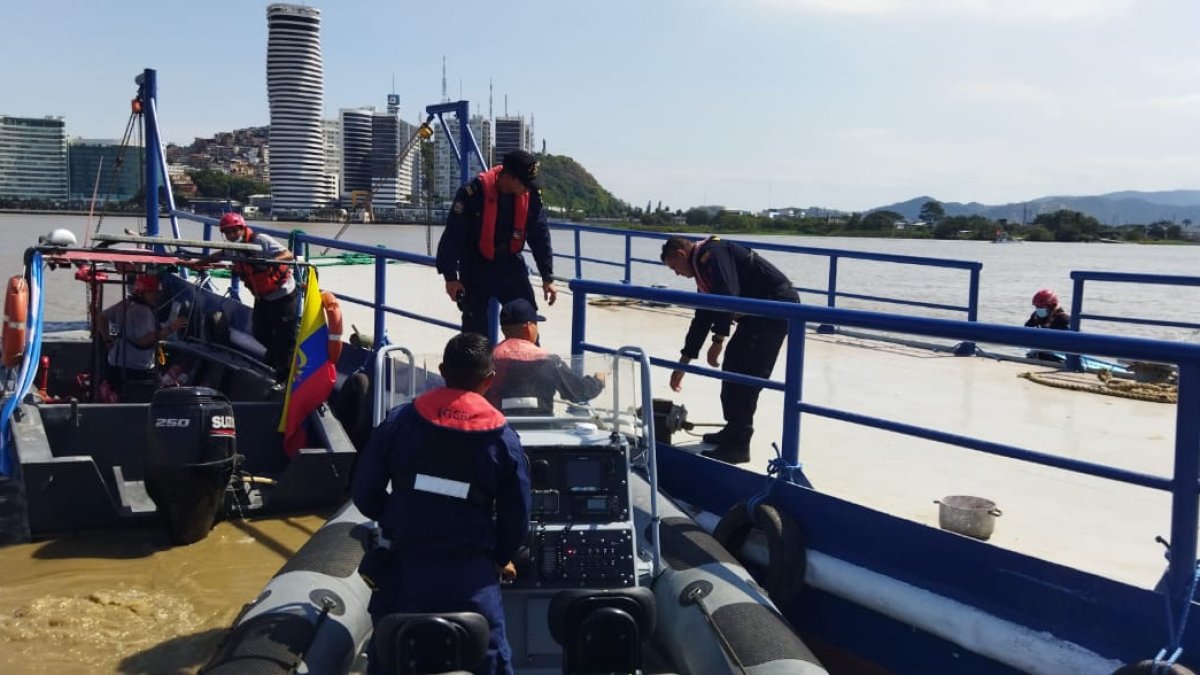 La gabarras retornaron a su atracadero, luego de la emergencia.