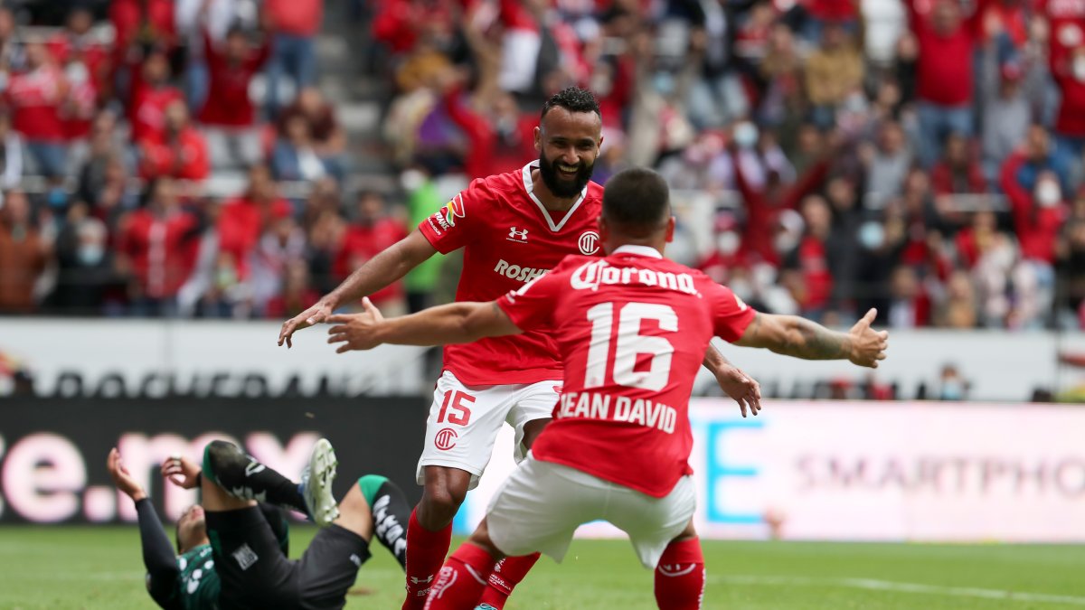 Jordan Sierra, volante ecuatoriano del Toluca, celebra su gol ante el Santos Laguna.