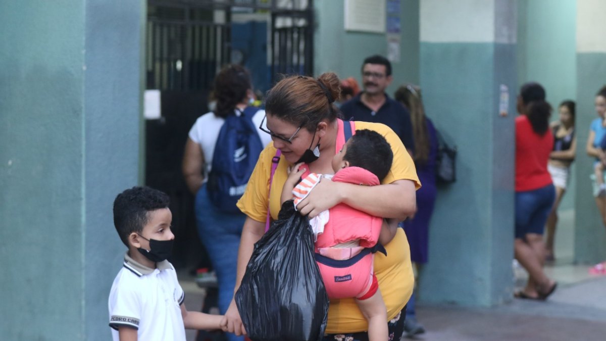 La preocupación de los padres de familia por un eventual contagio de sus hijos es constante.