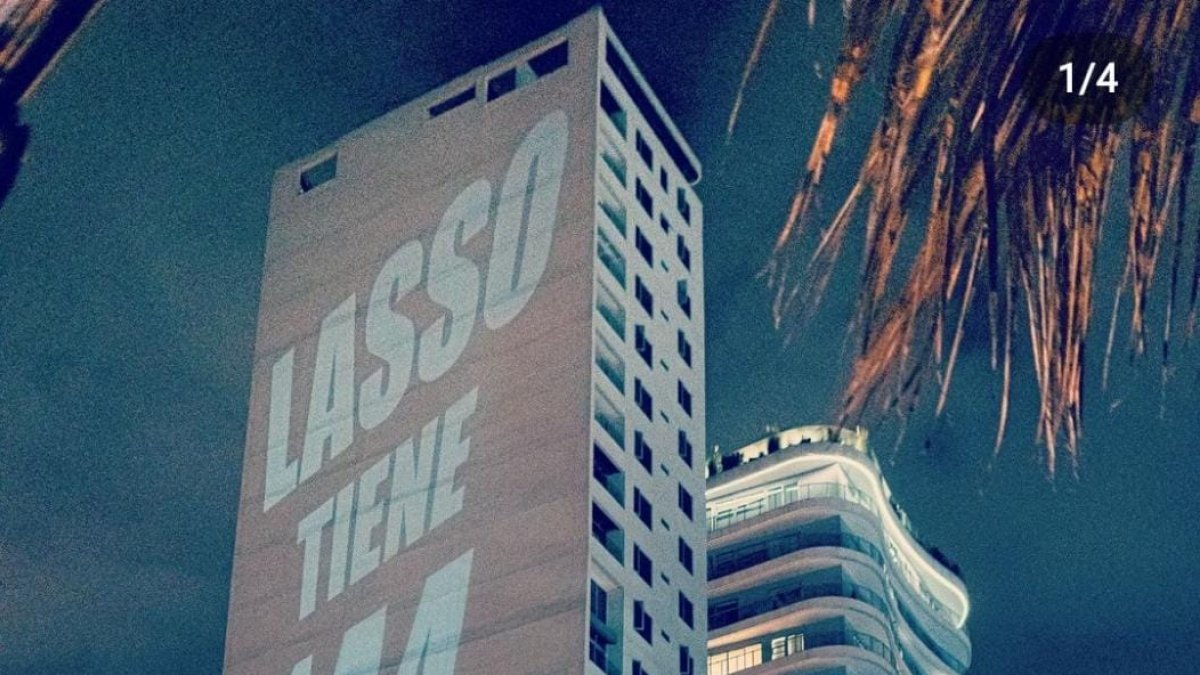 Quito. En la avenida González Suárez se proyectó un mensaje por parte del grupo Pensemos Colectivamente, que en 2020 ya hizo proyecciones en la sede de la Conaie y pintó su mural.