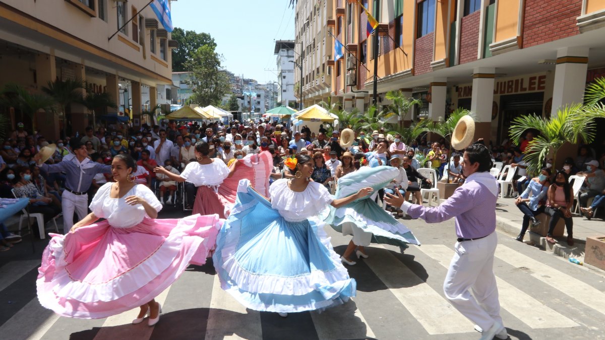 Grupos folclóricos, cada año, llegan a la calle Córdova para participar de su festival. 