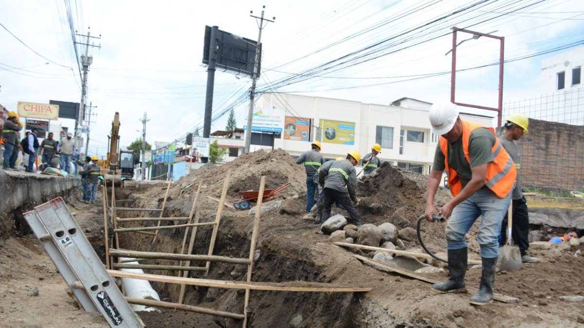 Trabajos. Las cuadrillas de obreros excavan para retirar la antigua tubería de asbesto y cambiarla por una de PVC.