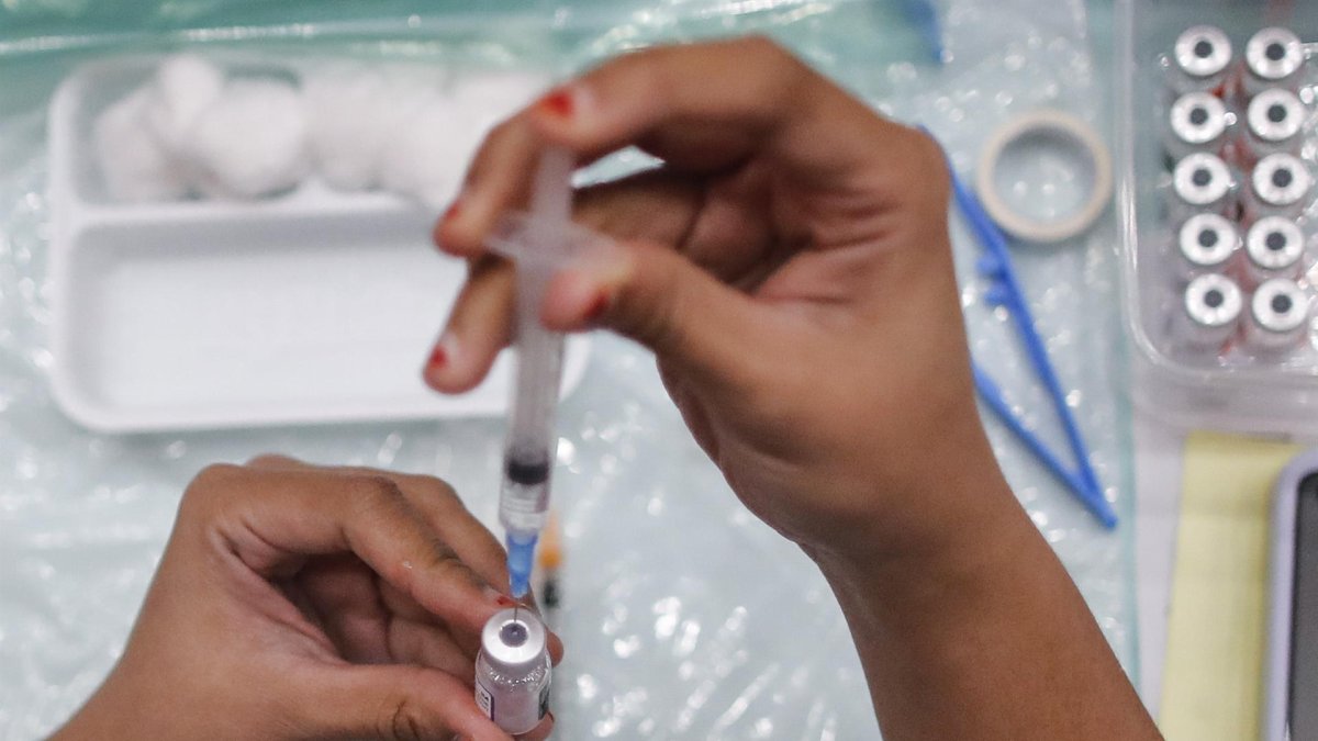 Vista de una enfermera preparando una vacuna, en una fotografía de archivo.