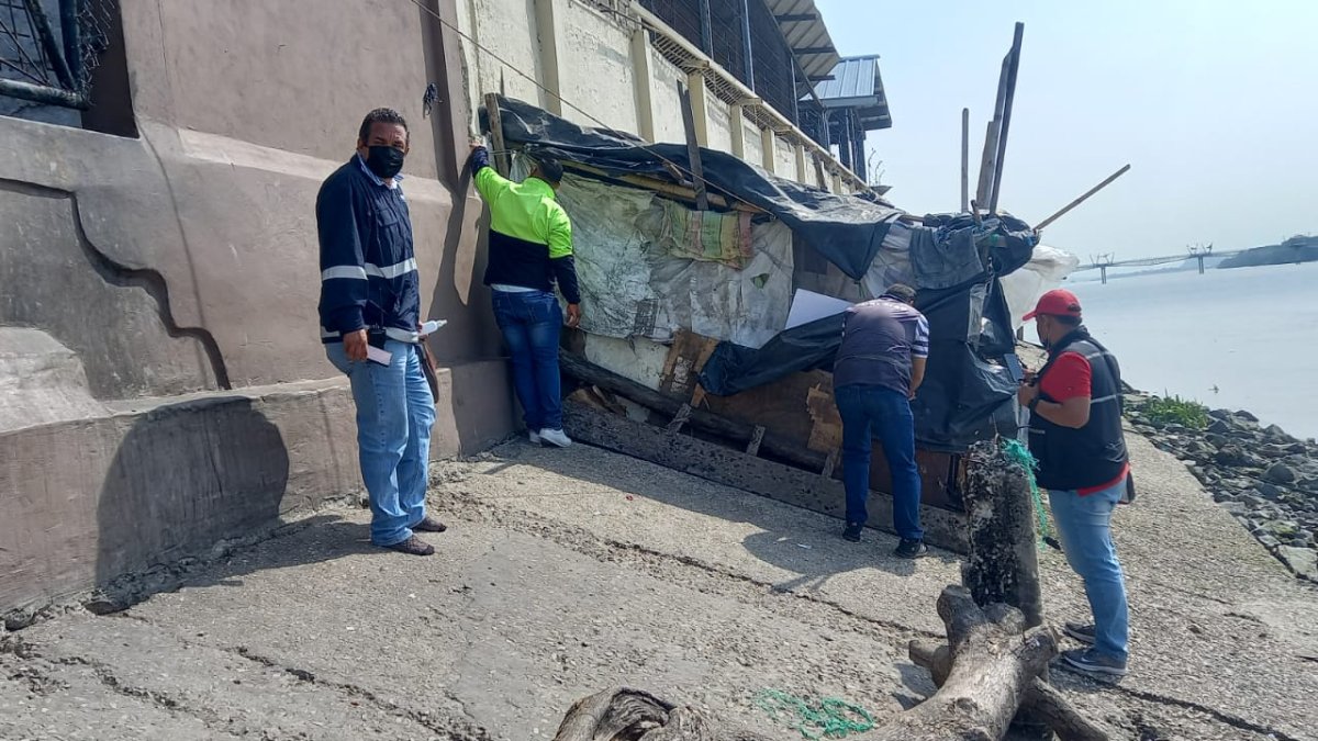 Hechos. Al pie del mercado, se habían levantado algunas estructuras.