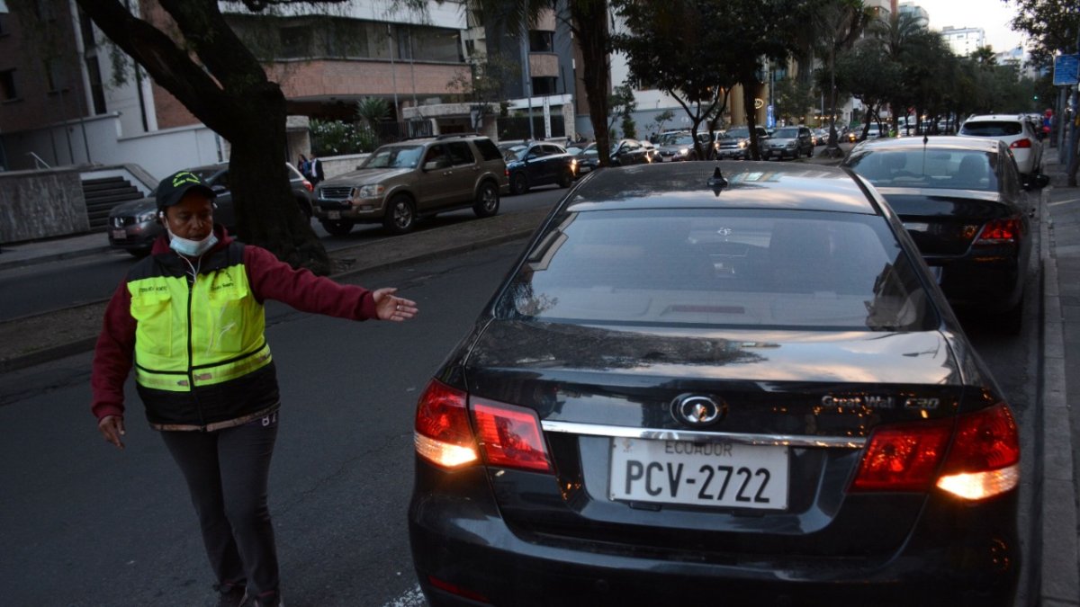 Pugna. Entre los cuidadores se disputan los espacios de parqueo desde las 17:00.