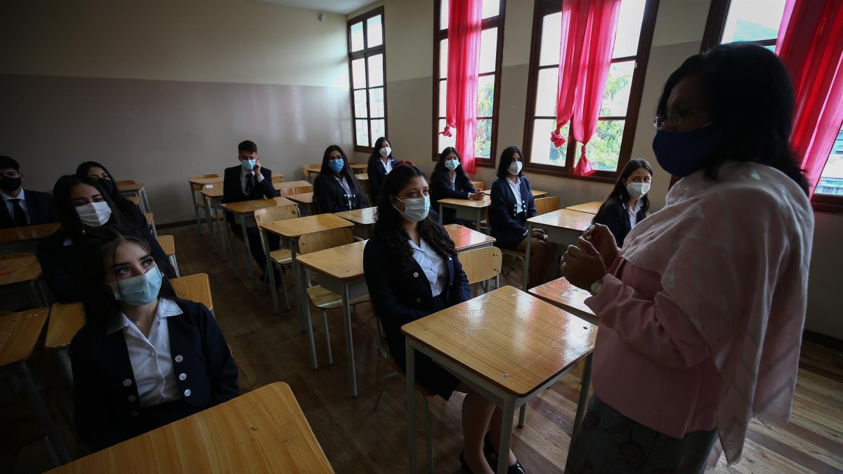 Vista de estudiantes que asisten a clases en una escuela de Quito (Ecuador), en una fotografía de archivo.