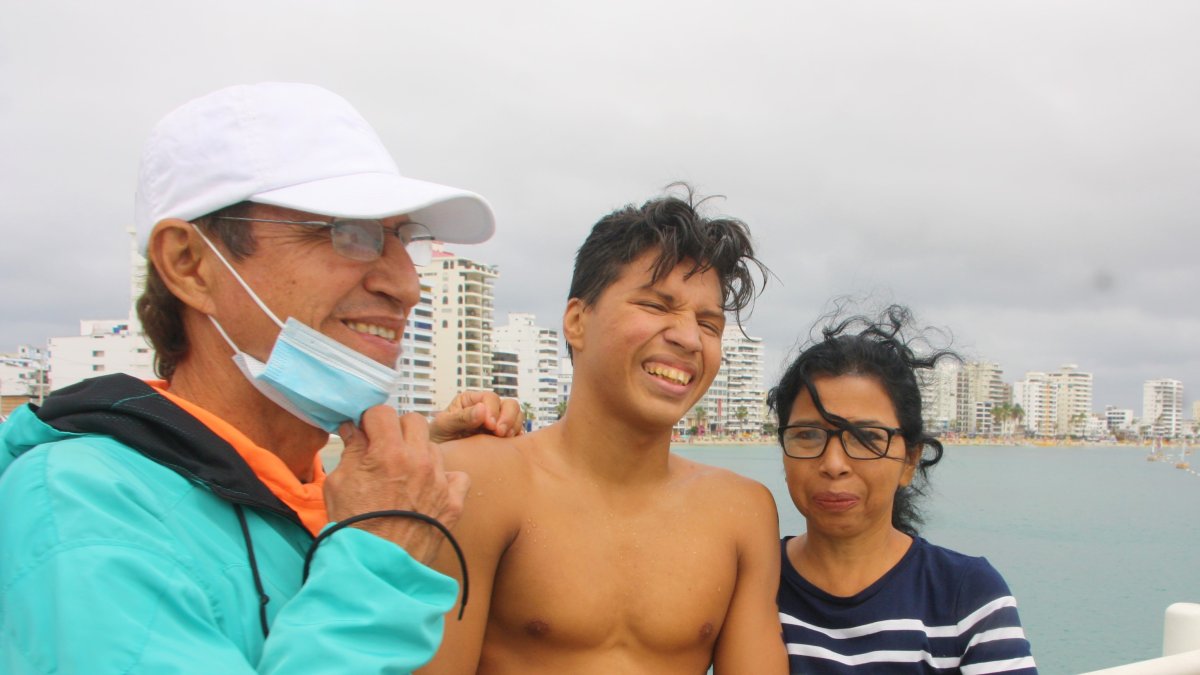 Tommy Guevara, múltiple campeón nacional en aguas abiertas, junto a sus padres, César Guevara y Marcia Mosquera, quienes lo acompañan en todas sus competencias.